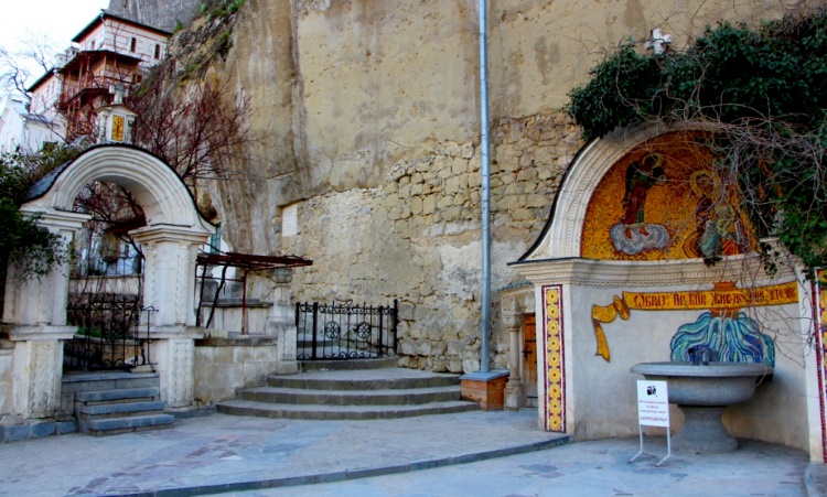 Бахчисарае в православном Свято-Успенском монастыре есть свой святой источник